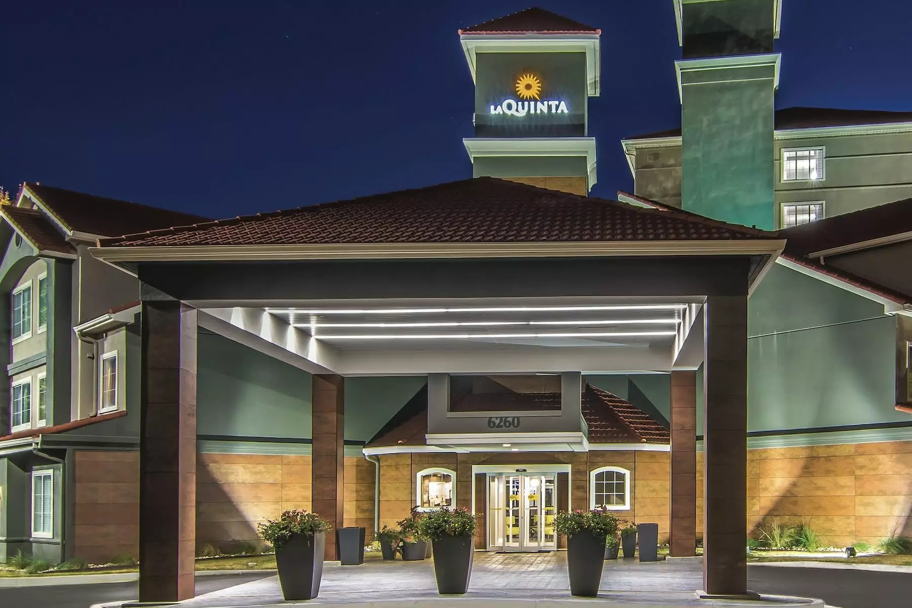 Stay at La Quinta Inn & Suites by Wyndham Atlanta Perimeter Medical in Atlanta, GA - Primary Image