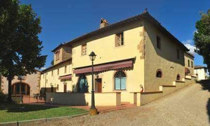 Image 10: Ingresso piscina e aperitivo al Castello di Tavolese