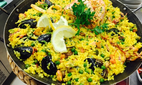 Menu paella con mezzo litro di sangria e dolce per 2 o 4 persone al Ristorante Aumm (sconto fino a 64%)