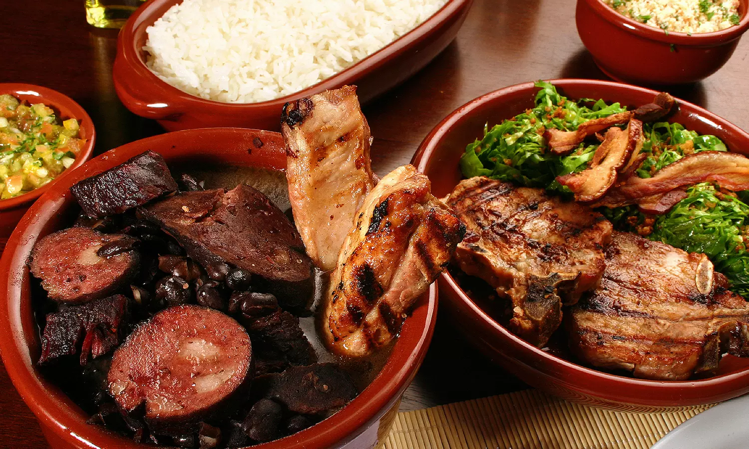 Feijoada accompagnée de riz assaisonné et manioc aux légumes pour 3 ou 8 personnes, à emporter chez Sarah Lima - Primary Image