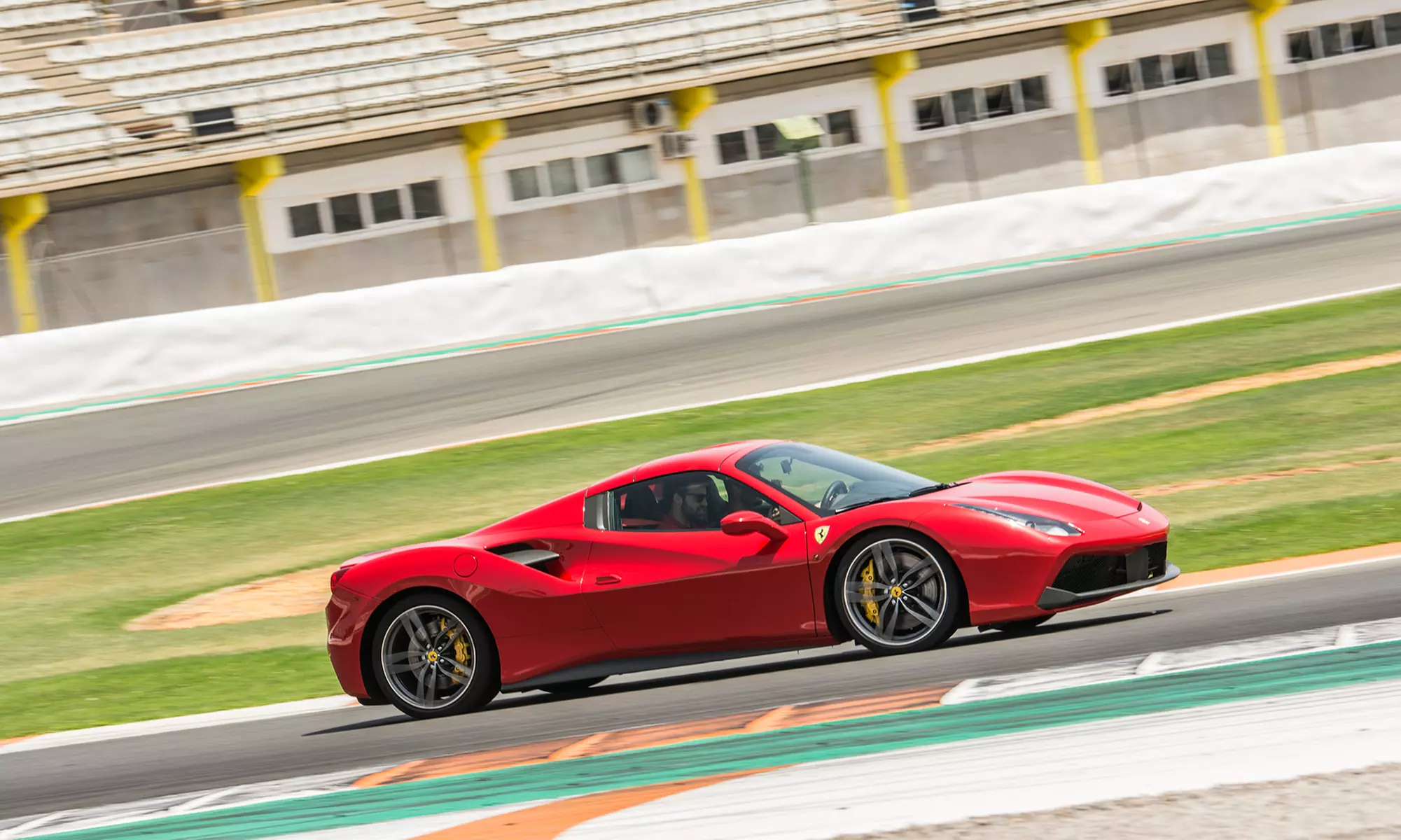 Conducción de 1 vuelta en circuito corto de un Ferrari F430 o F488 en Best Experience - Primary Image