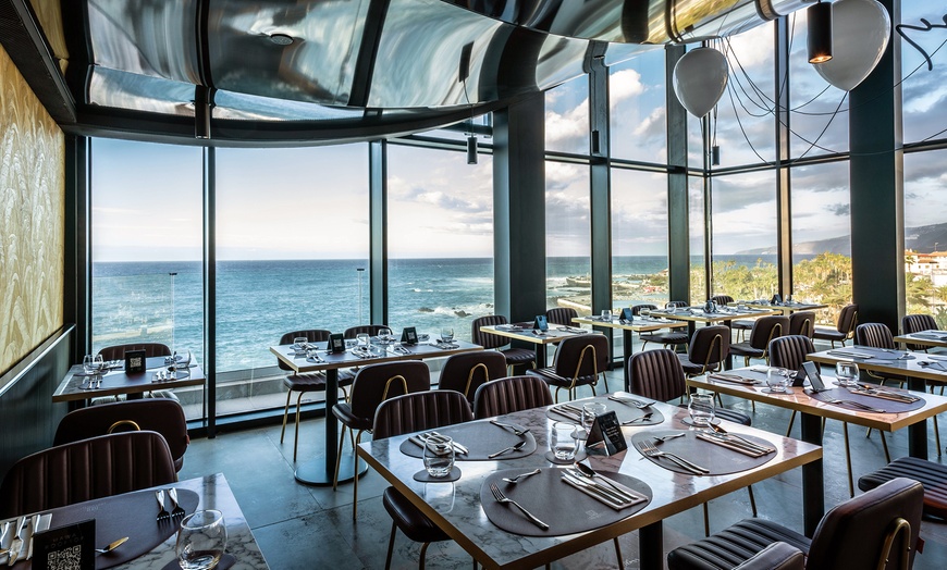 Image 9: Luxury Sunset Buffet & Cocktail Experience, buffet gourmet y cóctel