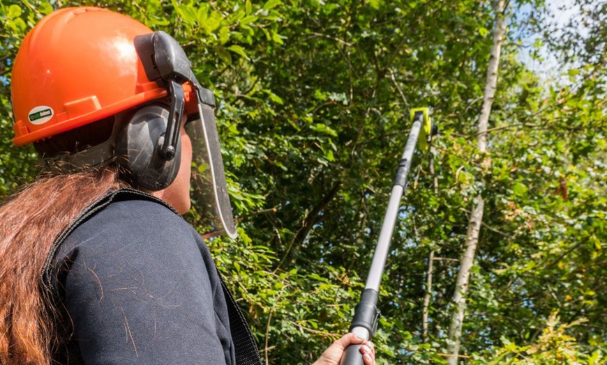 Image 7: Garden Gear Telescopic Chainsaw with Optional Spare Battery