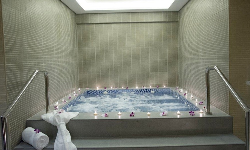 Image 1: Massage and Jacuzzi, 4* Ramada