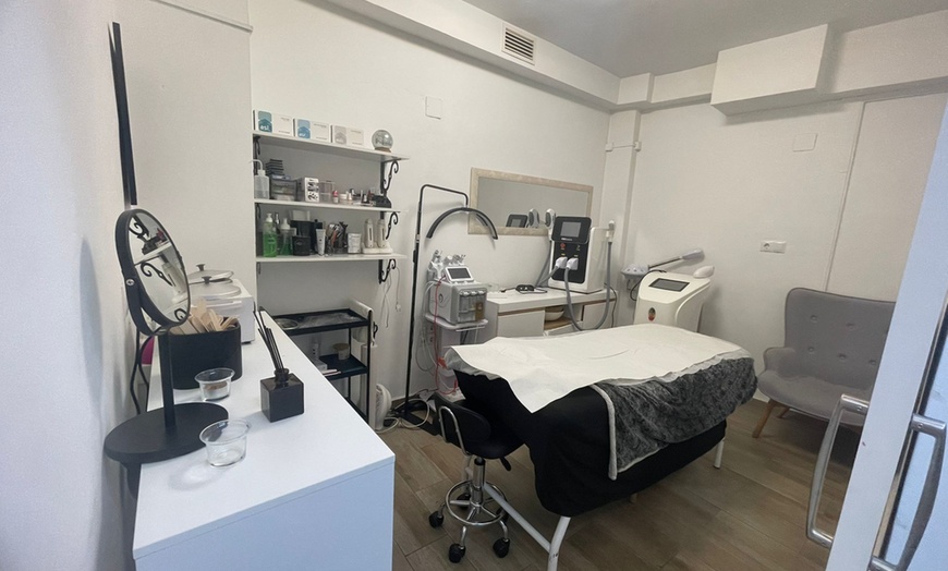 Image 6: Hollywood peeling con mascarilla de carbón activo y láser