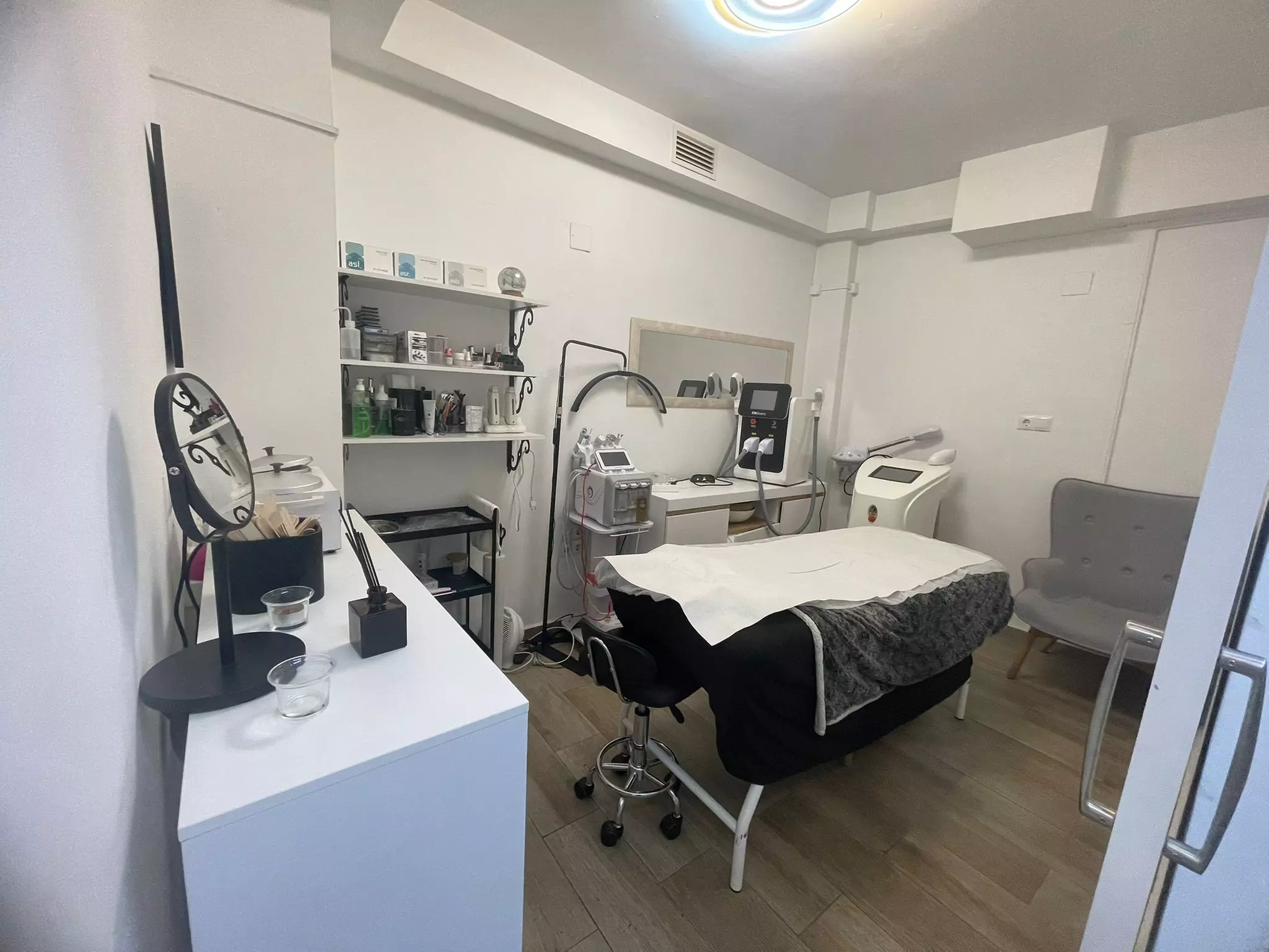 Hollywood peeling con mascarilla de carbón activo y láser