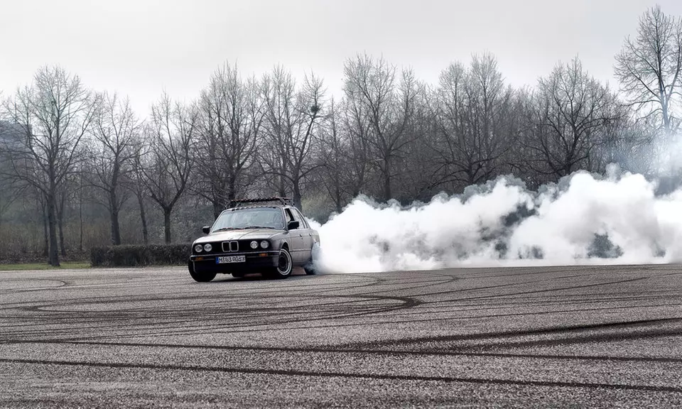 Kijk onder professionele begeleiding wat jij met je voertuig kan tijdens een driftcursus van 2 of 3 uur - Primary Image