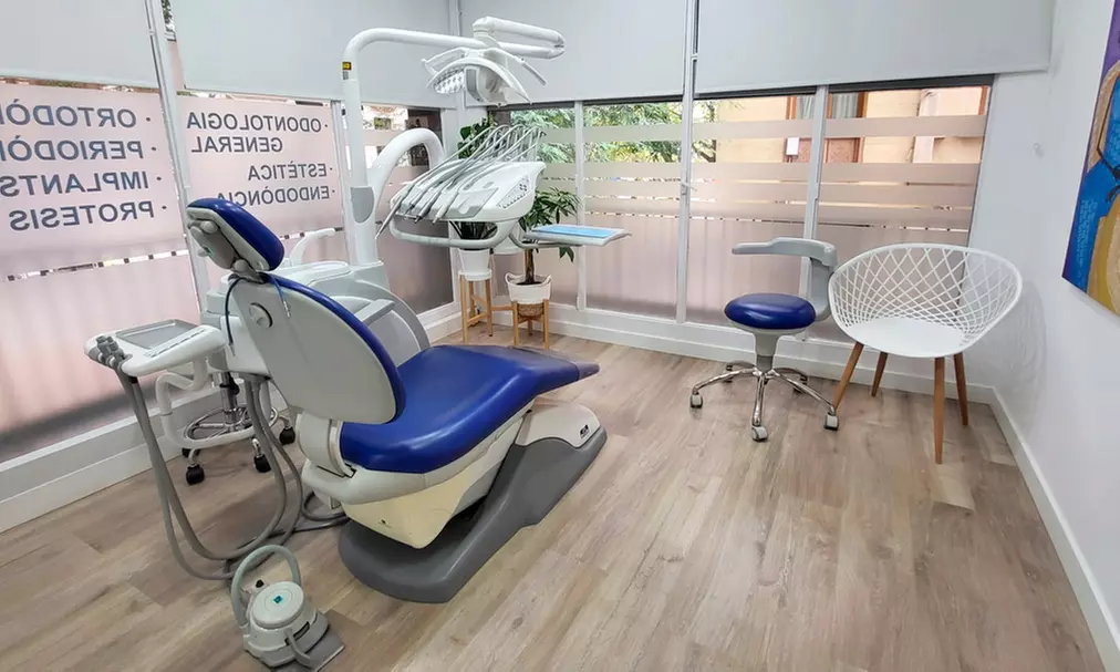 Cuidado dental integral y blanqueamiento LED para una sonrisa radiante