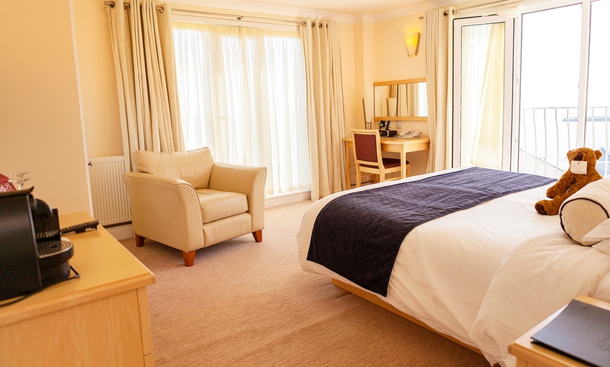 Image 2: Cornwall: 4* Stay with Breakfast and Prosecco