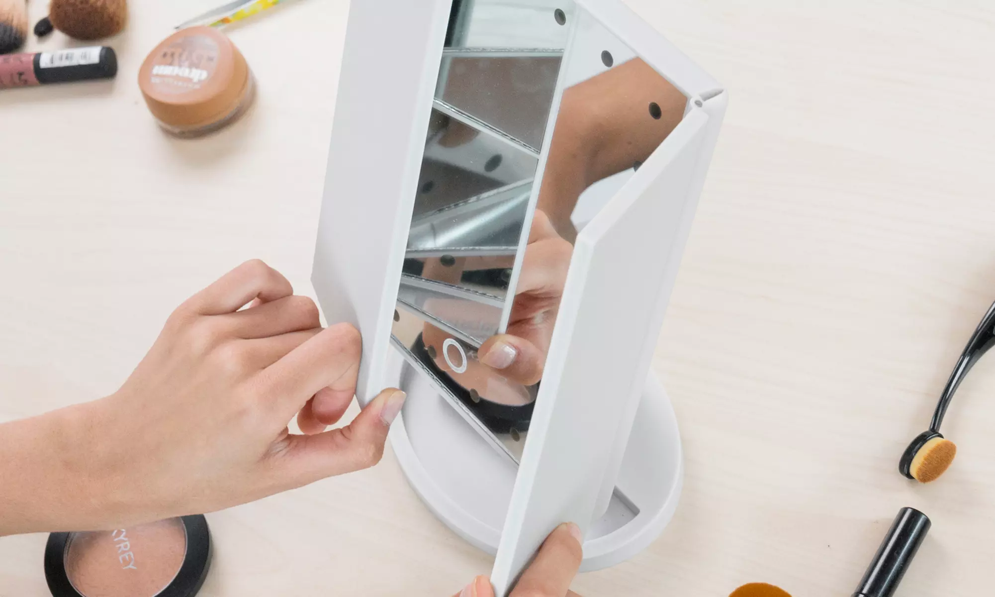 InnovaGoods LED Vergrößerungsspielgel oder klappbarer LED-Spiegel