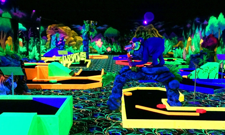 Image 3: Glow-in-the-dark minigolf (2 p.)