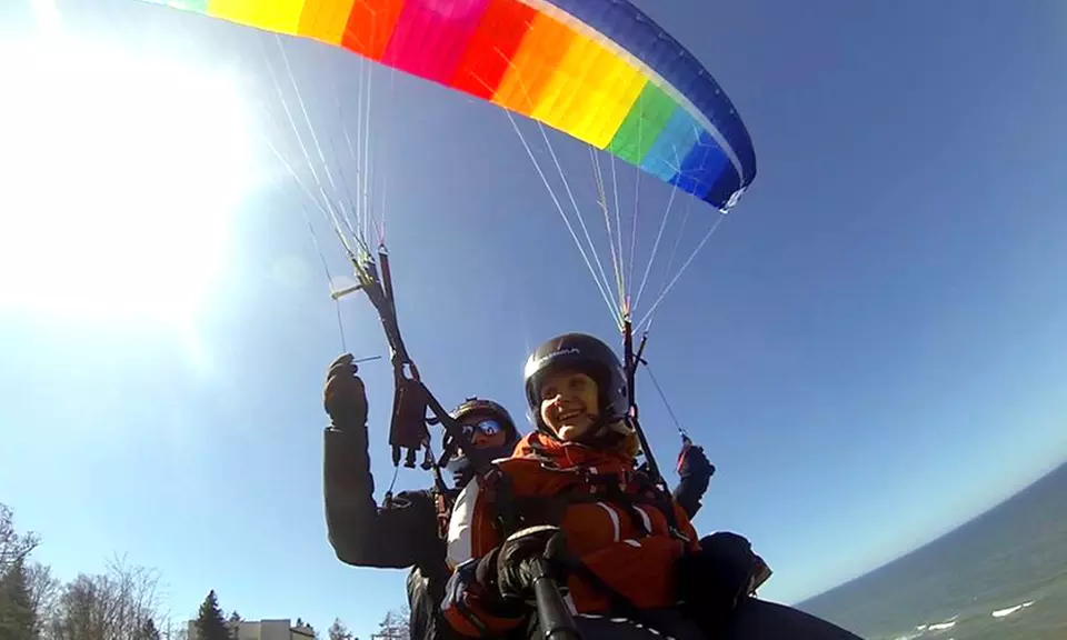 Lot paralotnią z akrobatyką