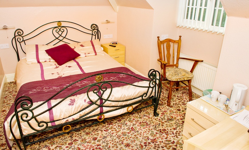 Image 3: 4* Guest House in West Leicestershire