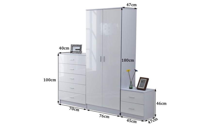 Image 8: HomCom Three-Piece Bedroom Furniture Set