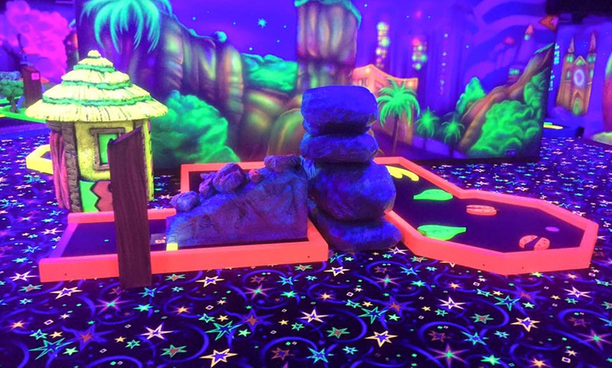 Image 8: Glow in the dark minigolf