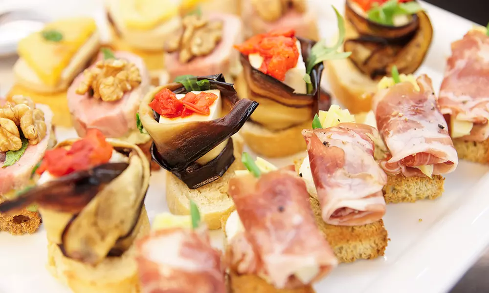 Catering salado y dulce para 12 o 24 personas con 120 o 240 piezas para recoger - Primary Image