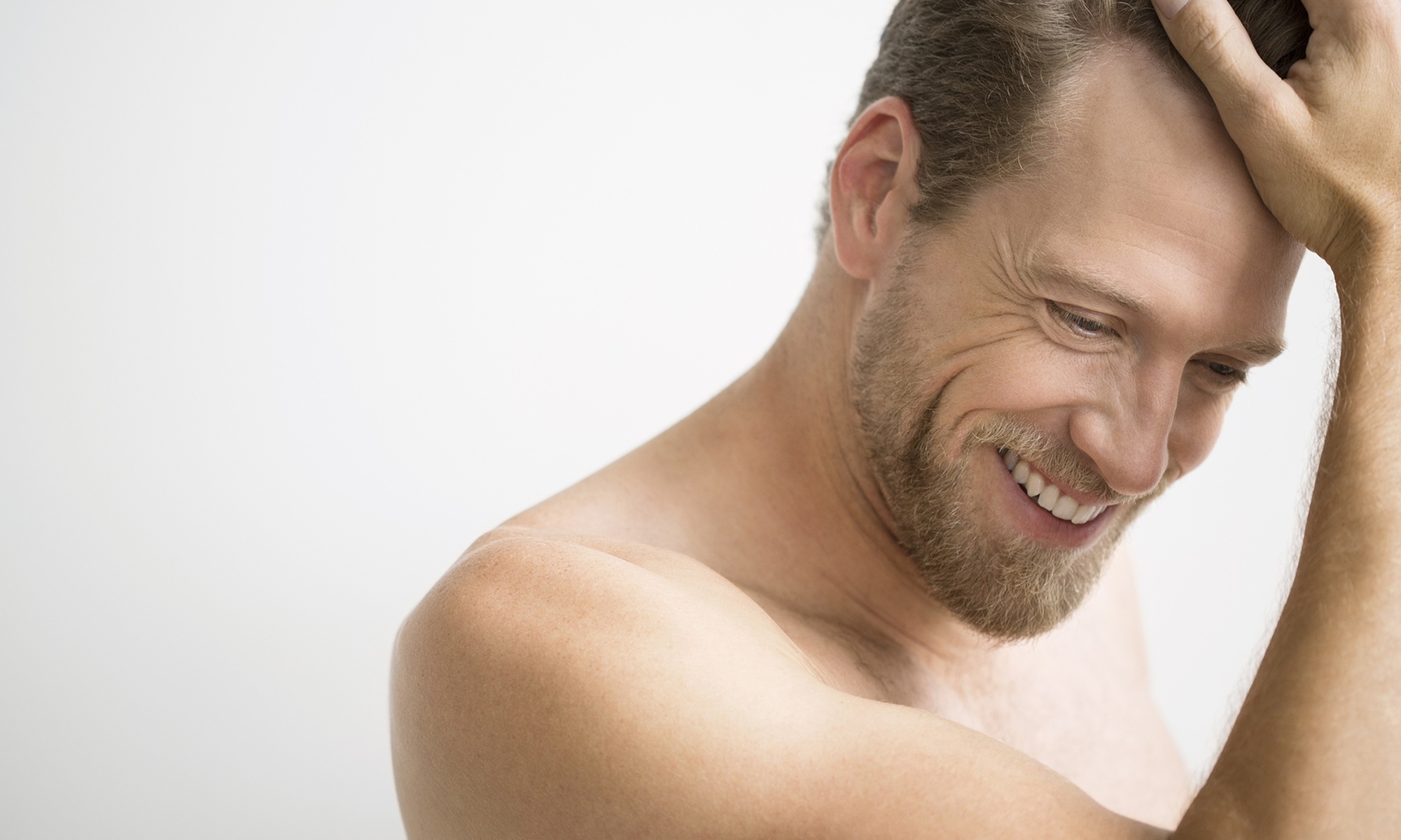 Corte de pelo, lavado, peinado y masaje, con opción premium y barba