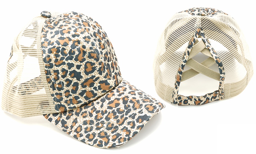 Image 5: Gorra con abertura para diferentes peinados