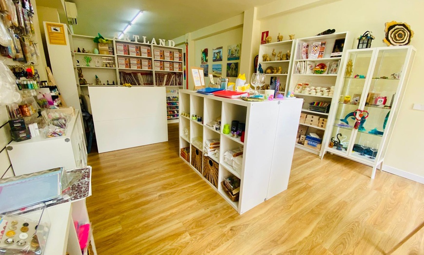 Image 3: Taller para crear tu propia vela con vino y tapas para 1 o 2 personas