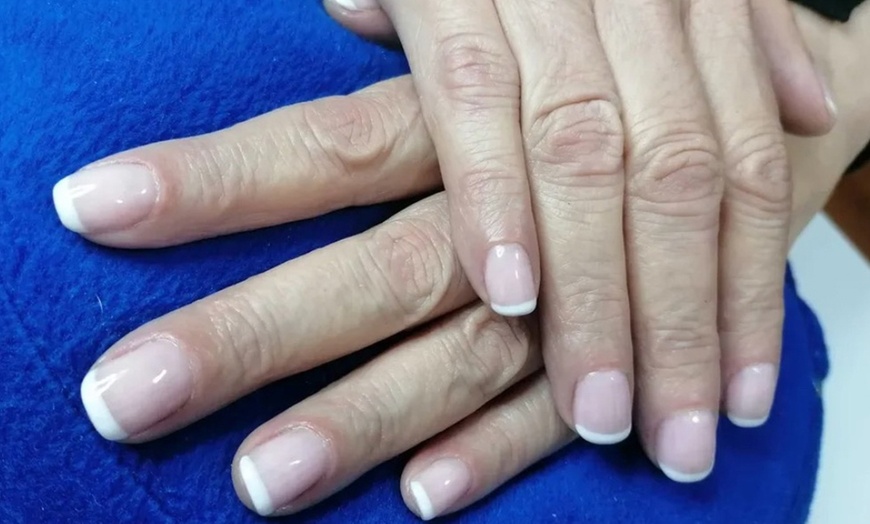 Image 3: 1 o 3 sesiones de manicura, pedicura o ambas a elegir para 1 persona