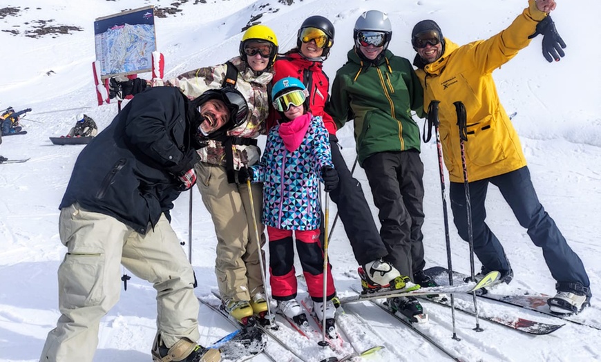 Image 2: Deslízate como un pro: clases de esquí o snow con material incluido