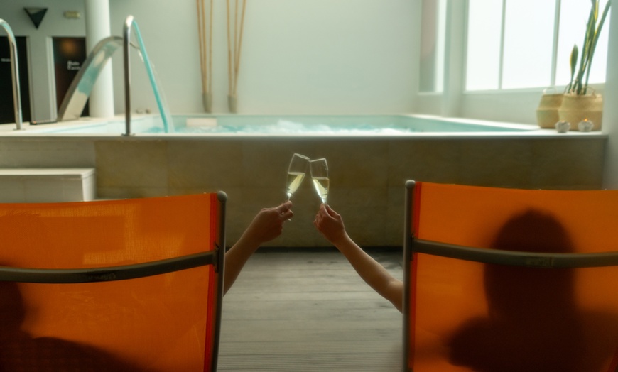 Image 3: Circuito Spa con copa de cava y opción a masaje para 1 o 2 personas