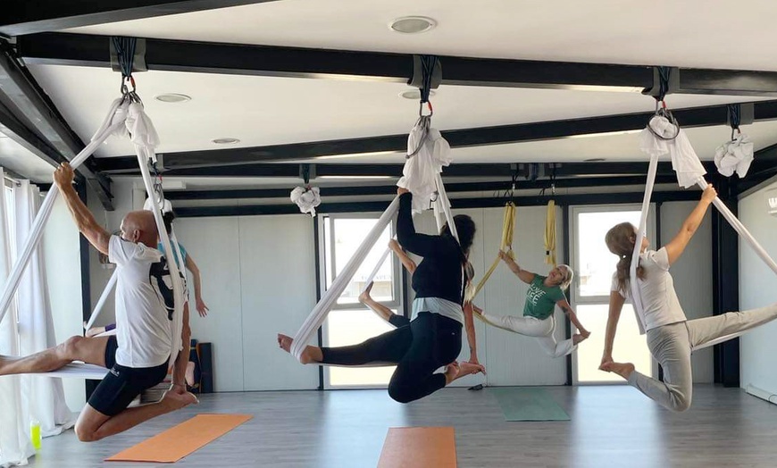 Image 2: Pour une légèreté de l'âme : yoga traditionnel et aérien