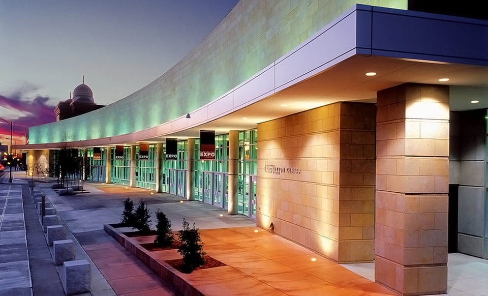 Stay with Daily Buffet Breakfast at University Plaza Hotel in Springfield, MO. Dates into December. - Primary Image