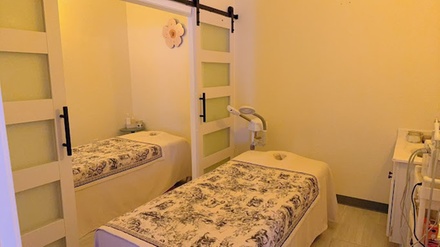 60 Minute Swedish or Deep Tissue Massage with Hot Towels, Essential Oil and Optional Hot Stones - U&M Spa