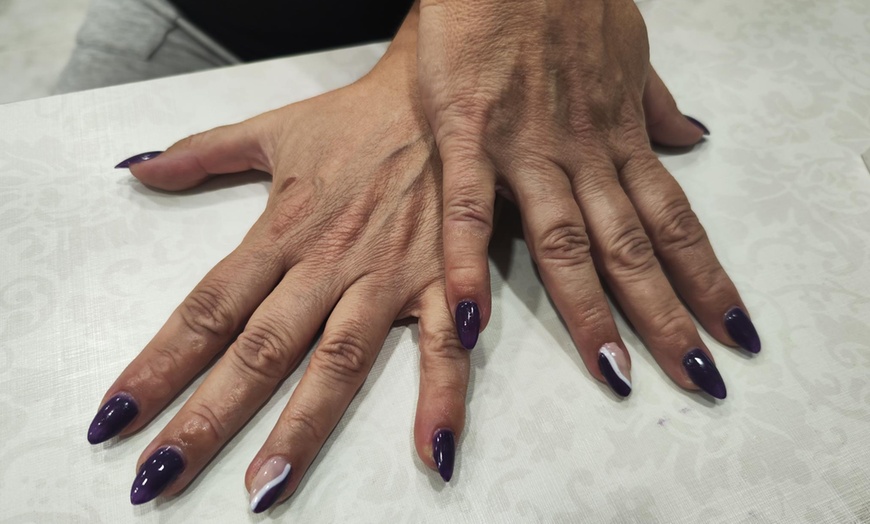 Image 3: Manicura con puesta de uñas de gel en Centro de Belleza e Imagen Nayla