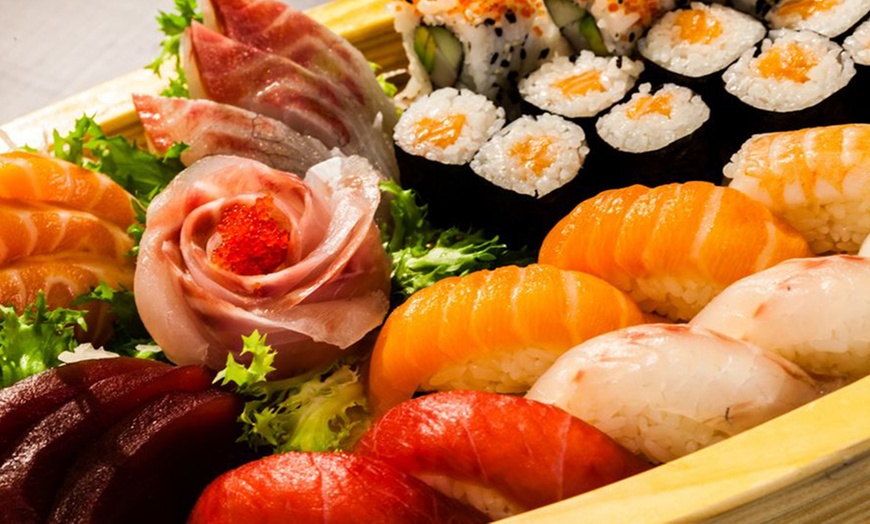 Image 1: Menu con 50 pezzi di sushi