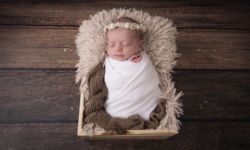 Image 7: Newborn Baby Photoshoot