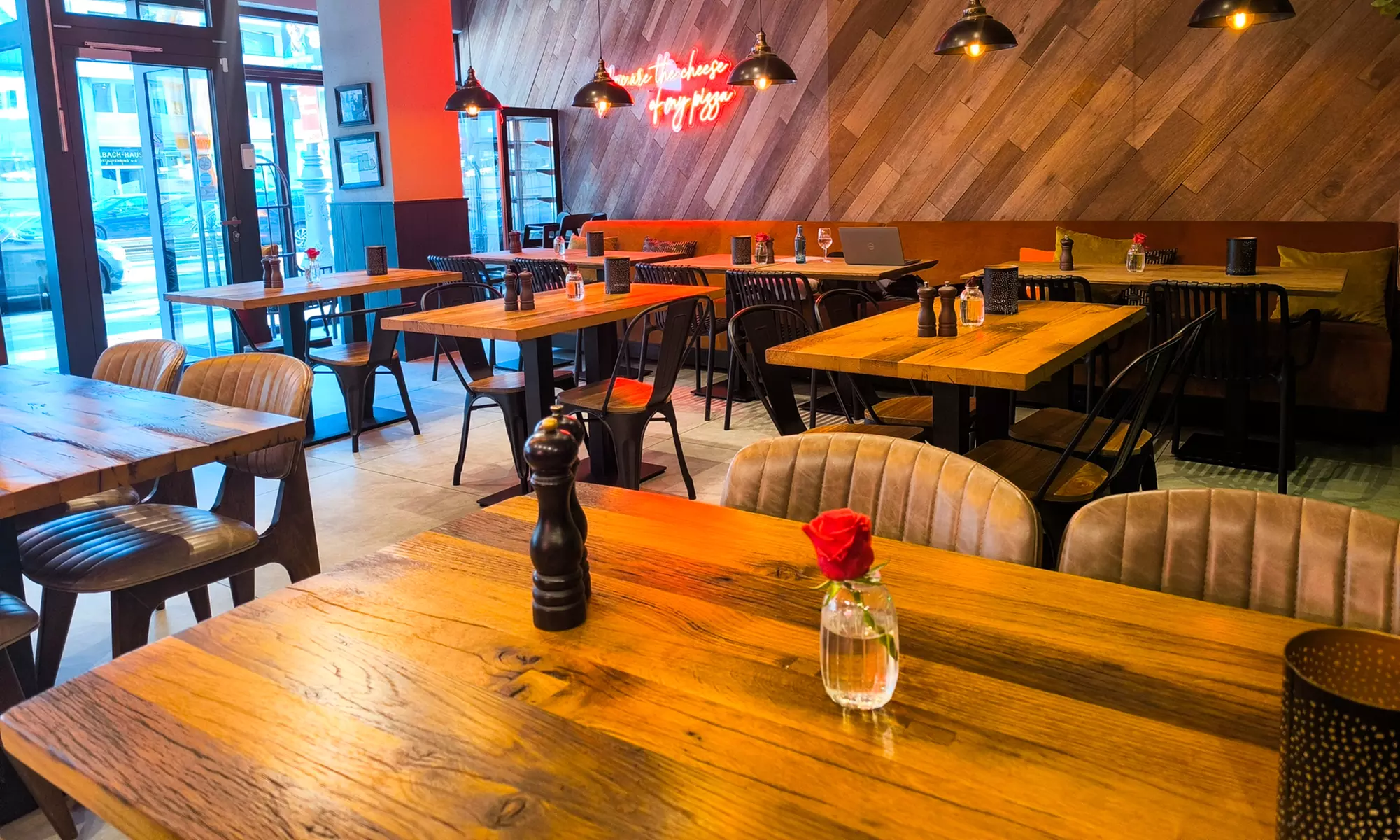 Genieße einen Cocktail nach Wahl für 2, 4 od. 6 Personen: Kreative Drinks & stylisches Ambiente (bis 66% sparen) - Second Medium