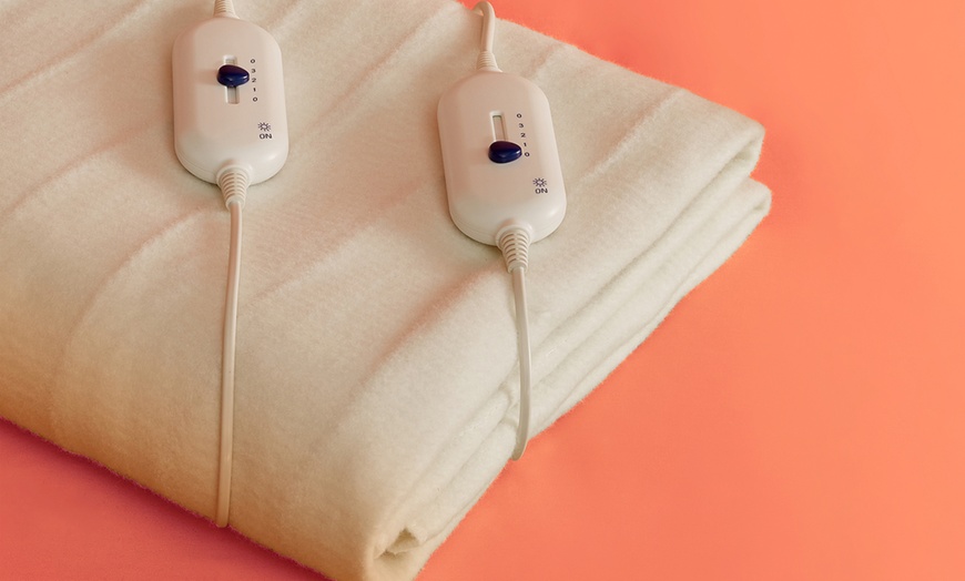 Image 2: Snug Snuggle Up Electric Blanket