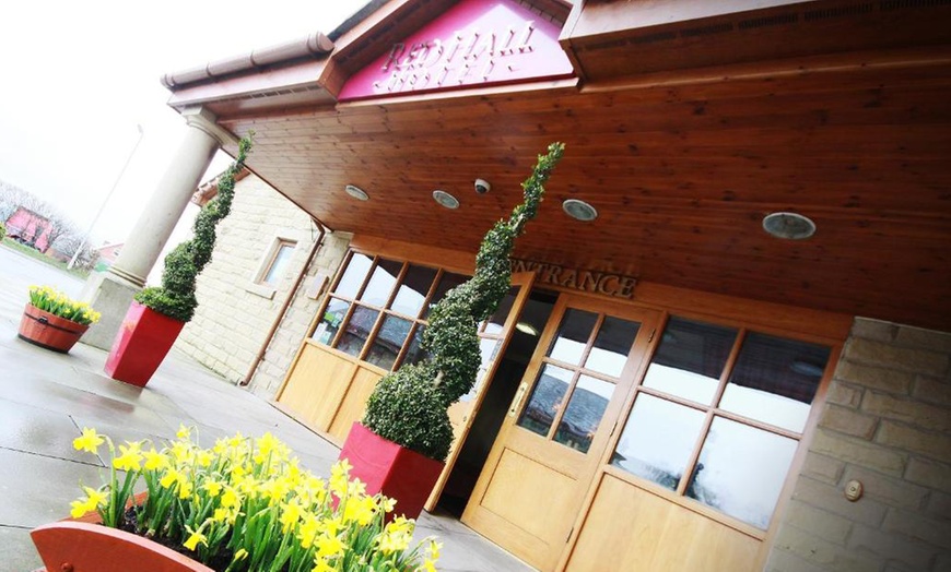 Image 2: Greater Manchester: 2 Nights with Breakfast, Dinner and Bottle of Wine