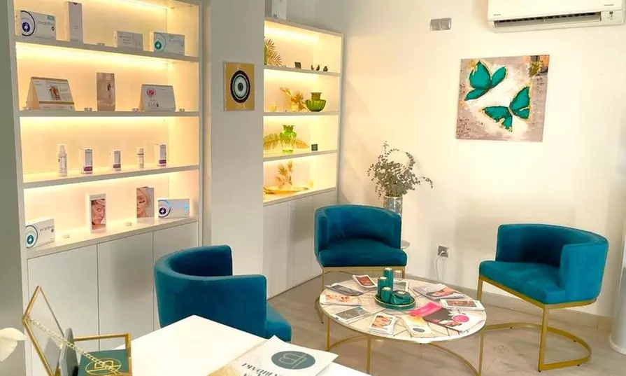 Microneedling facial con ácido hialurónico y vitaminas revitalizantes