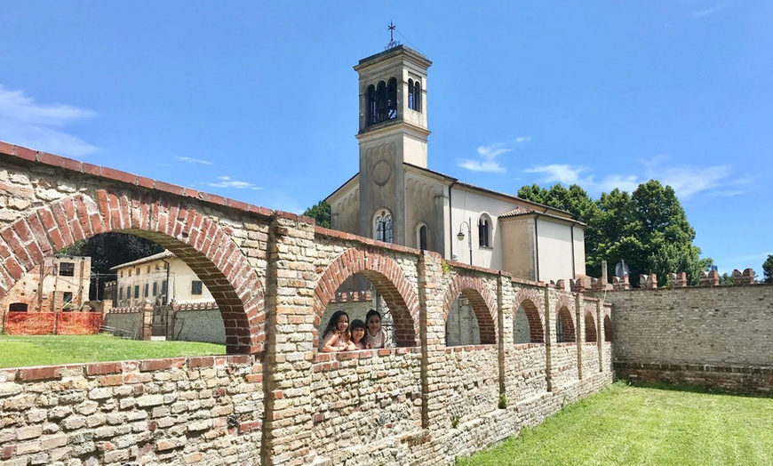 Image 20: Udine: camera matrimoniale con calice di benvenuto e sconto ristorante