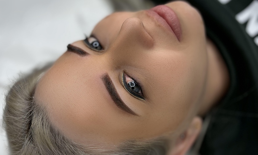 Image 4: Luce un eyeliner semipermanente con microblading o micropigmentación