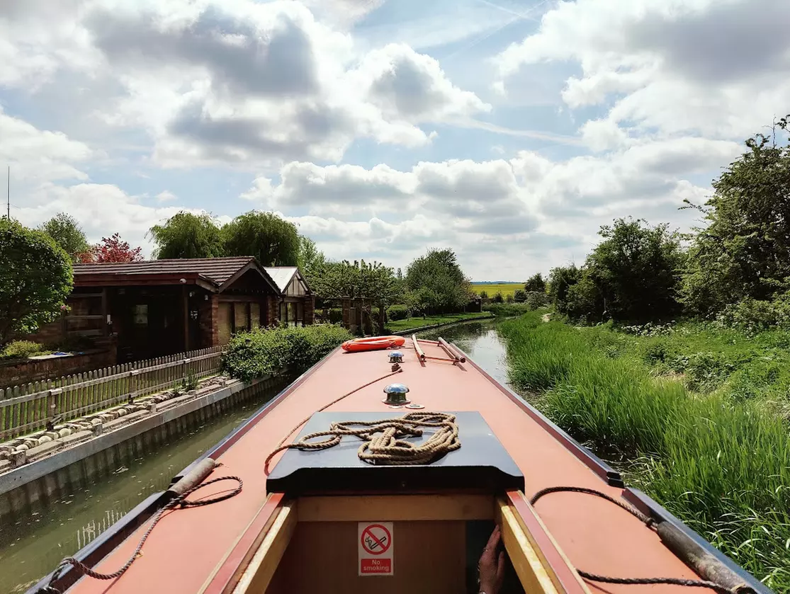 Enjoy Unique Canal Routes: Luxury One Day Narrowboat Hire