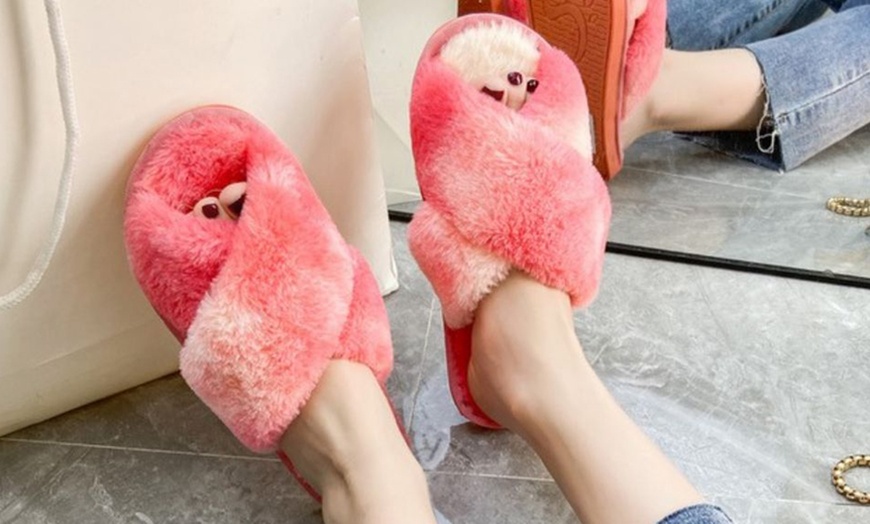 Image 10: Chaussons fausse fourrure colorés