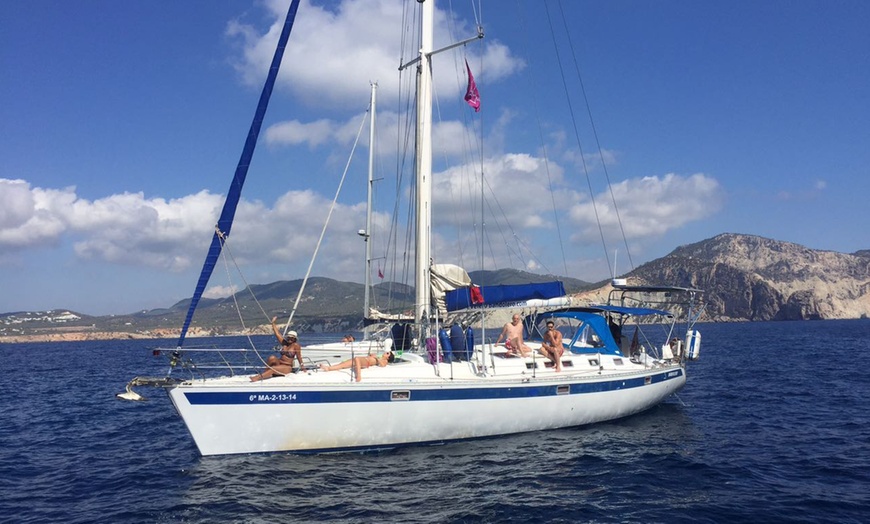 Image 3: Paseo en barco de vela y picoteo