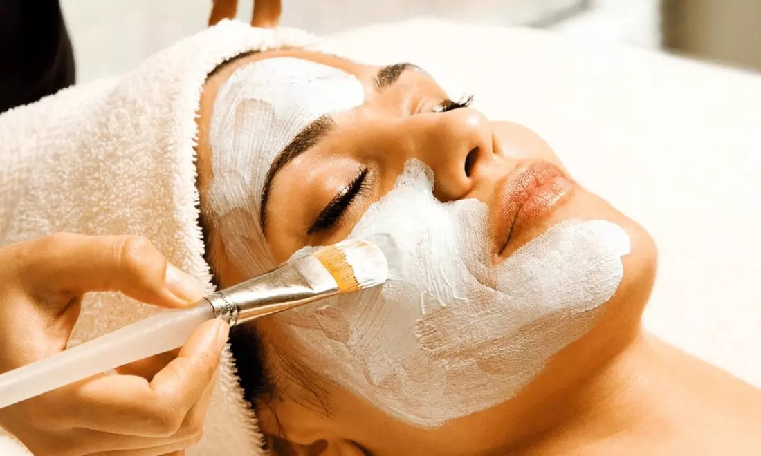 60 Min. Klassische Gesichtsbehandlung / Aqua-Facial / Diamant-Mikrodermabrasion für 1 Person (bis 32% sparen) - Primary Image