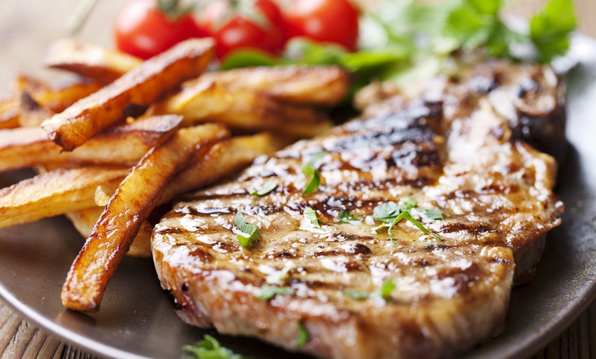 Image 1: Entrecôte, frites, salade et dessert !