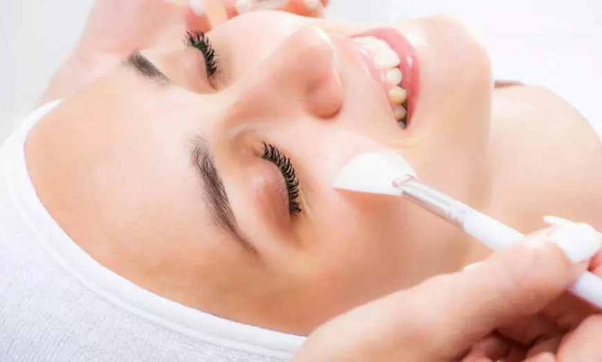Image 2: Massage californien et soin du visage en option