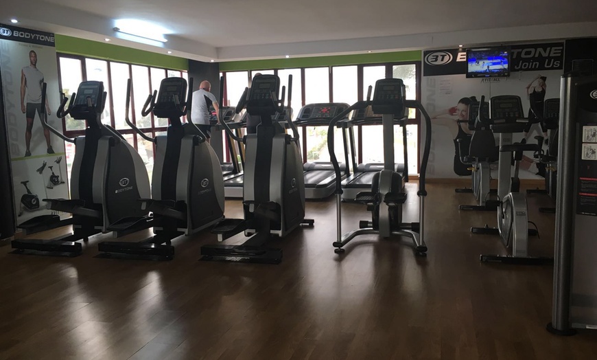 Image 4: Gimnasio ilimitado y clases dirigidas