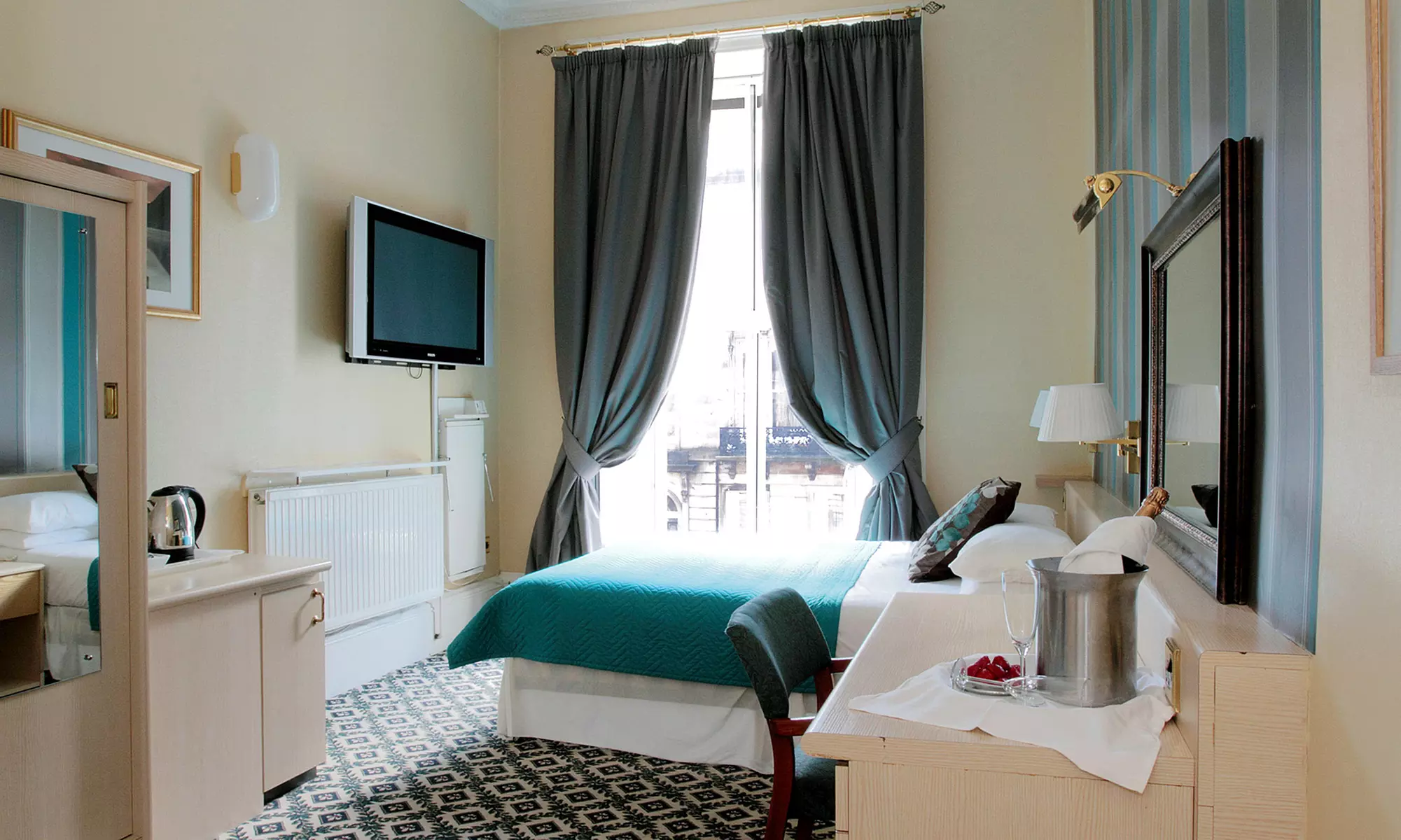 Edinburgh: 1 Nights with Continental Breakfast and a Welcome Drink