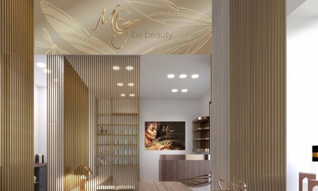 Una o 3 manicure con applicazione smalto semipermanente al Centro Estetico Mg Beauty (sconto fino a 44%)