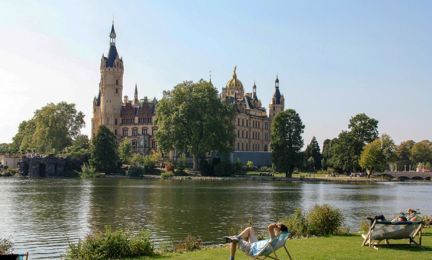 Image 1: Urlaub am Schweriner See für Zwei im Ferienhaus inkl. Wasser & Sekt