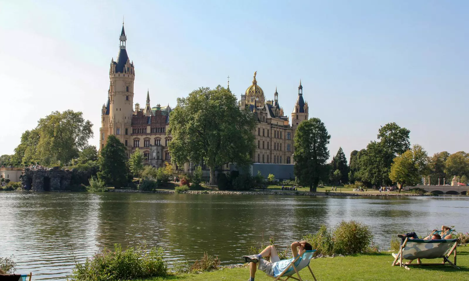 Schwerin: 3-4, 6 oder 8 Tage für Zwei im Ferienhaus inkl. 1x Flasche Sekt und 1x Flasche Wasser im Haus am See Schwerin - Primary Image