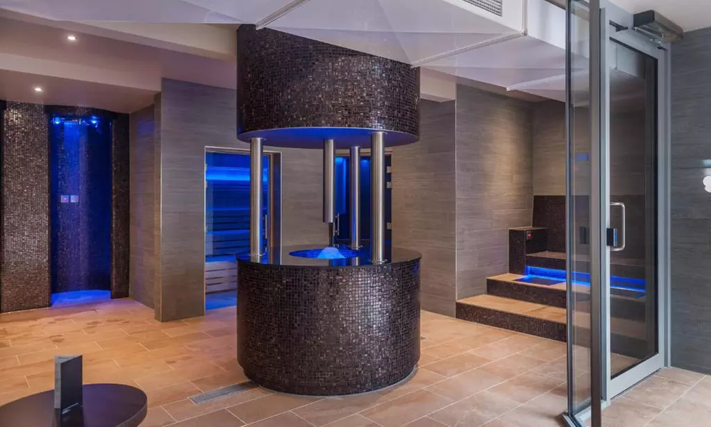 West Yorkshire: Double Room for 2 w/ Breakfast & Dinner, Plus Prosecco